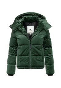 Groene, pluche pufferjack met een capuchon; heeft een ritssluiting aan de voorkant, een doorgestikt patroon en elastische manchetten voor warmte en comfort.