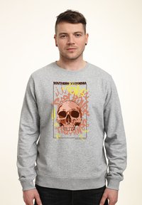 Šedá mikina s předním potiskem lebky obklopené živým graffiti-style textem v žluté, oranžové a červené barvě. Měkká struktura.