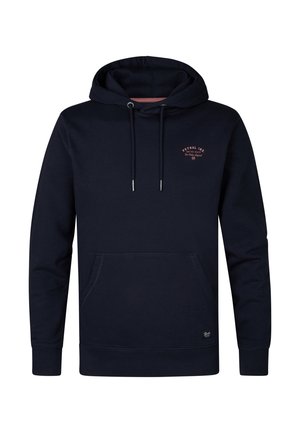 Granatowa bluza z kapturem z kieszenią z przodu, troczkami na kapturze i małym czerwonym logo tekstowym na lewej piersi.