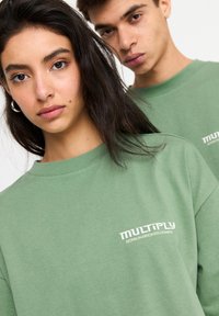 Multiply Apparel BROKEN IDENTITY - Printtipaita - hedge green