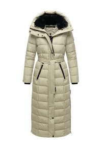 Lang, isoleret pufferjakke i lys beige med en aftagelig sort faux fur hætte, bindebælte i taljen og lynlåslommer i siden. Sorte detaljer.
