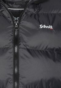 Schwarze Pufferjacke mit Reißverschluss; verfügt über ein Logo in Weiß und Rot. Glattes, glänzendes Material mit einem gesteppten, isolierten Design.