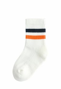 Weiße gerippte Baumwollsocke mit drei horizontalen Streifen in Marineblau, Orange und Weiß, mit verstärkter Zehen- und Beinbündchen.