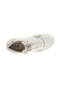 Baskets blanches avec un motif de lacets texturé, des accents beiges et des semelles blanches. Présentent un design à lacets avec une fermeture éclair sur le côté pour plus de facilité.