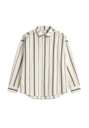 Camisa de botones de manga larga en color crema con rayas verticales negras. Presenta un cuello clásico, un dobladillo recto y puños abotonados. Material de algodón.