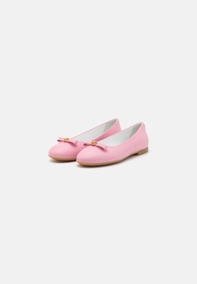 Ballerine rosa realizzate in materiale sintetico liscio. Presentano un piccolo fiocco e dettagli con bottoni dorati nella parte anteriore. Design con suola piatta.