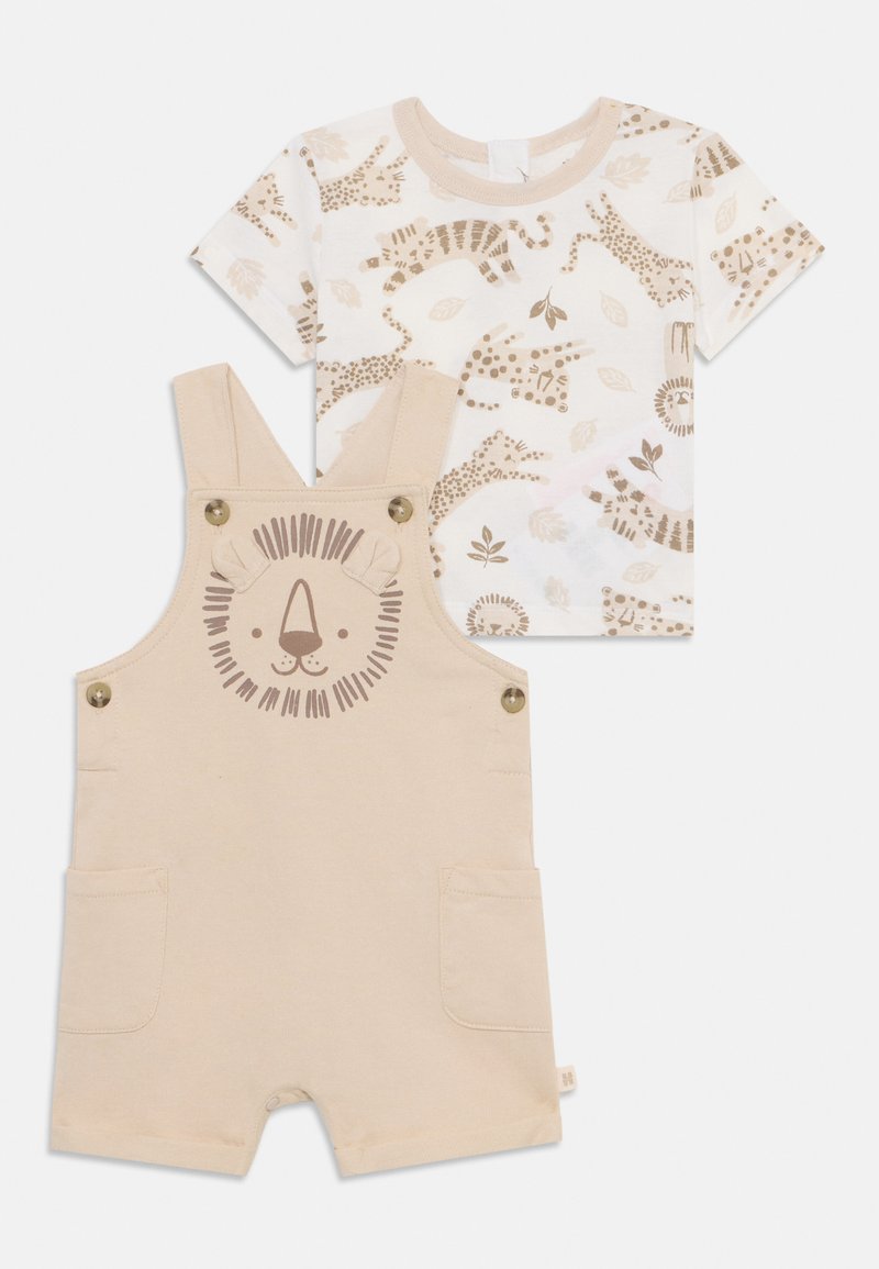 Beige seler med løvehodeprint, med to lommer og messingknapper. Komplementert av en skjorte med korte ermer med dyremønster.