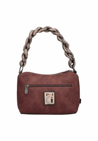 Bolso de mano texturizado rojo con patrón acolchado, correa de hombro trenzada en color topo, bolsillo frontal con cremallera y parche con el logotipo en el lateral.