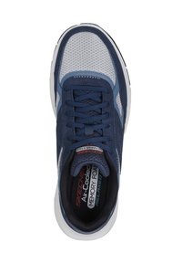 Zapatilla deportiva en navy y gris con parte superior de malla, acentos de ante, diseño de cordones, plantilla acolchada y suela de goma blanca.