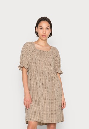 Vestido bege em padrão xadrez com mangas bufantes, decote quadrado e cintura franzida. Tecido texturizado com padrões subtis e detalhes de babados.