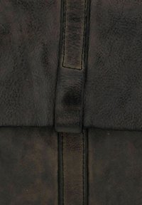 Bolso de cuero marrón oscuro con textura suave, diseño minimalista, forma rectangular y detalles cosidos a lo largo de los bordes.