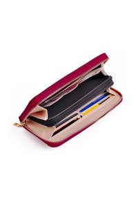 Zipped wallet in burgundy leather, featuring multiple card slots, a black zippered compartment, and a smooth beige interior.