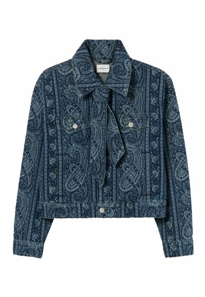 Giacca di denim con motivo paisley blu, tasche sul petto con bottoni, colletto ampio e nastro coordinato in tessuto al collo.