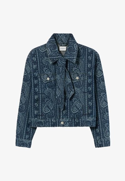 Giacca di denim con motivo paisley blu, tasche sul petto con bottoni, colletto ampio e nastro coordinato in tessuto al collo.