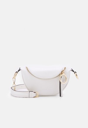 Hvid læder crossbody taske med en buet form, guld lynlås og sorte accenter. Har en aftagelig rem og dekorativt guld hardware.