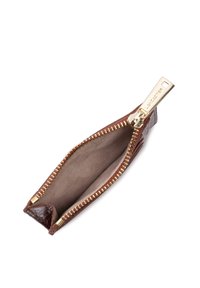 Portafoglio in pelle marrone con un esterno testurizzato, hardware della cerniera dorata e fodera interna beige. Design compatto con un unico scomparto con zip.