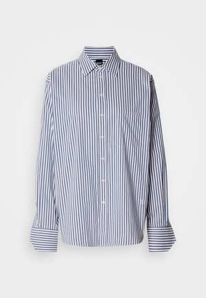Chemise à rayures bleu et blanc en coton, avec des manches longues, un col, une poche poitrine et un ourlet courbé.