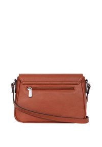 Borsa a tracolla in pelle marrone con superficie texture, chiusura a patta, tasca frontale con zip e tracolla rimovibile. Design compatto e angolare.