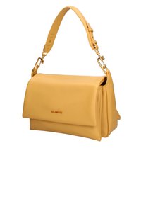 Sac à main en cuir jaune avec une forme structurée, rabat repliable, bandoulière ajustable et accents en métal doré. Présente un logo embossé subtil.