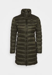 Padded long coat in dark green with a high collar, full zip, and horizontal quilted pattern. Features a small logo on the upper left side.