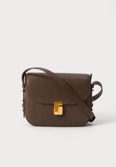 Brun struktureret læder crossbody taske med guldfarvet rektangulær spænde og justerbar rem på hvid baggrund.