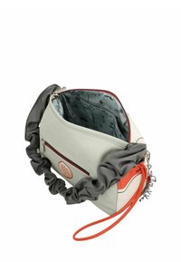 Graue und weiße strukturierte Handtasche mit gerafften grauen Akzenten, rotem Reißverschluss und orangefarbenem Riemen. Innenraum mit einem hellgrauen, bedruckten Design.