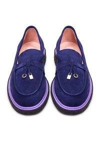Mocassins en daim bleu marine avec une semelle en caoutchouc violette, ornés d'un nœud à l'avant et d'accents métalliques argentés. Doublure intérieure lisse de couleur rose pâle.