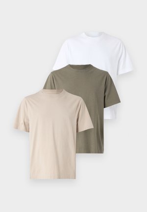 Három T-shirt szett: világos bézs, olíva zöld és fehér színben. Mindegyik kerek nyakú és rövid ujjú, puha pamut szövetből készült.