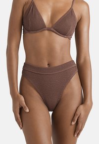 Set bikini marrone a costine con top triangolare e slip a vita alta in tessuto testurizzato e spalline regolabili.
