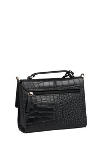 Borsa in pelle nera con effetto coccodrillo, dotata di manico superiore, tasca frontale con zip e accenti in metallo argentato. Forma strutturata con texture distintiva.