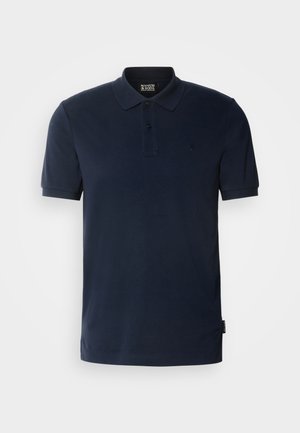 Polo shirt bleu marine en coton, avec un col classique, trois boutons, des manches courtes et un petit logo sur la poitrine gauche.
