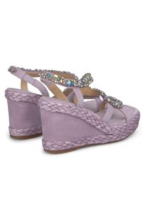 Paarse wig sandalen met gevlochten jute basis, versierd met meerkleurige rhinestones langs de banden, met een zachte suede afwerking.