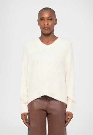 FLUFFY V NECK SWEATER - Džemperis - off white