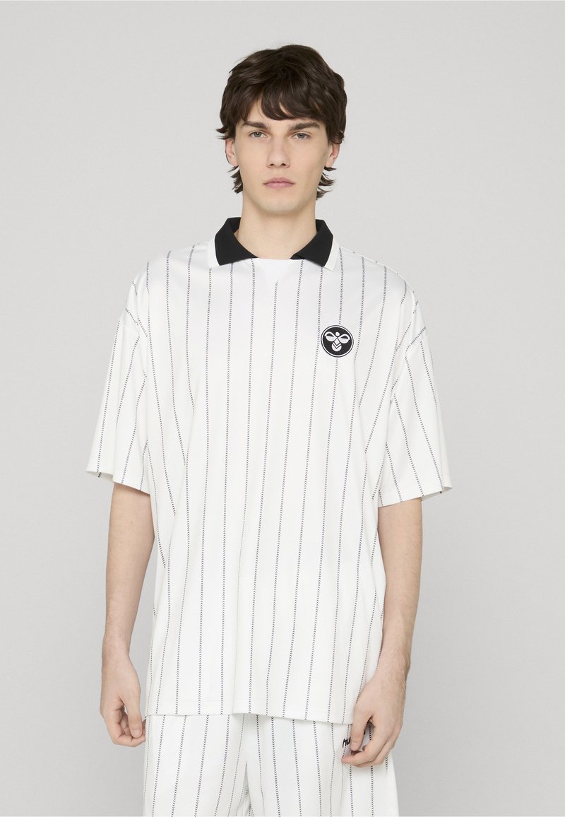 Polo à manches courtes rayé blanc avec un col noir et un logo rond noir. Confectionné en tissu lisse, il présente des rayures verticales bleu marine.