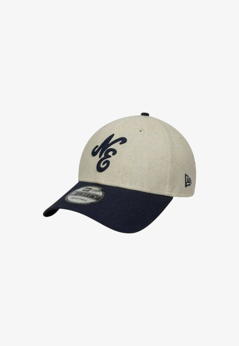 Beige Kappe mit einem nachtblauen Schirm, auf dem ein in Marineblau gesticktes, geschwungenes "N" und "E" zu sehen ist. Verstellbarer Rücken, strukturierte Form und textile Oberfläche.