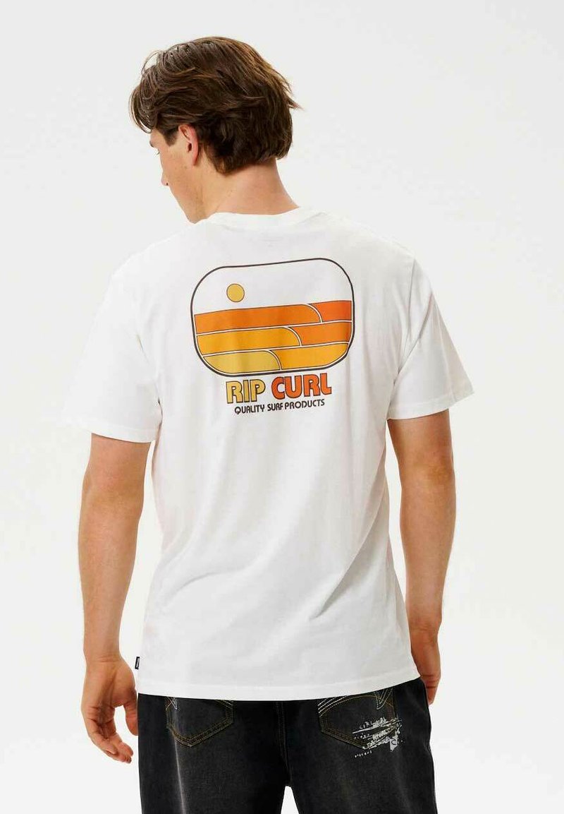 Hvid bomulds t-shirt med et retro-stil orange og gult grafisk print på ryggen med teksten "RIP CURL" og "QUALITY SURF PRODUCTS."