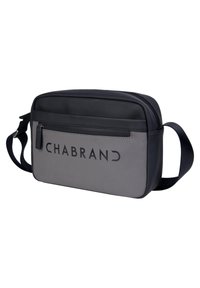 Borsa a tracolla compatta grigia e nera con chiusura con zip, tracolla regolabile e il logo audace "CHABRAND" sul pannello frontale.