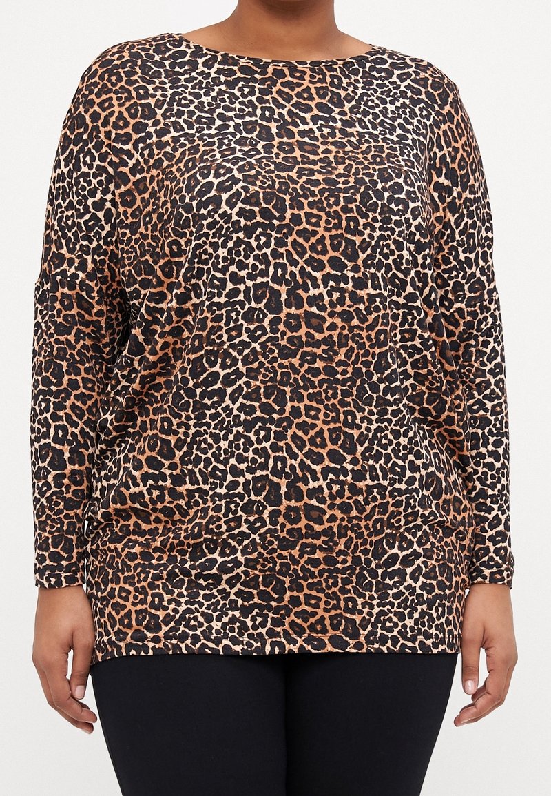 Leopardmönstrad långärmad topp med lös passform, rund halsringning och mjukt tyg i nyanser av svart, brunt och krämiga accenter.