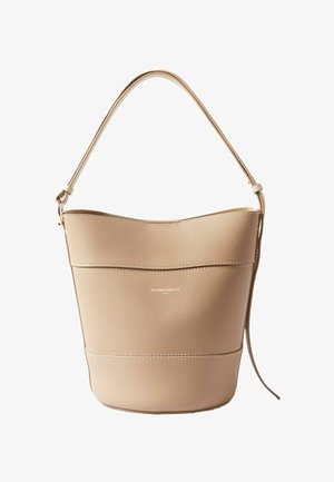 Bolso tipo saco de cuero beige claro con un diseño curvado, detalles cosidos y una sola correa para el hombro. Presenta un logotipo de la marca en color dorado.
