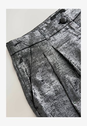 Graue, gefältelte Hosen aus einem glänzenden, strukturierten Stoff mit Knopfverschluss und Markenetikett. Verfügt über subtile tonale Variationen.