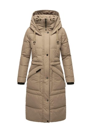 Beige színű párnázott kabát nagy kapucnival, elülső cipzárral, dupla zsebekkel és bordázott mandzsettákkal, derékpánttal és vízszintes varrásmintával rendelkezik.