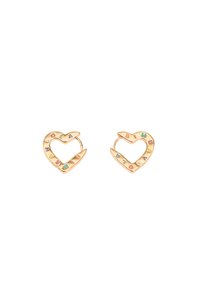 Pendientes en forma de corazón dorado con letras coloridas alrededor del borde, con una textura suave y un diseño moderno.