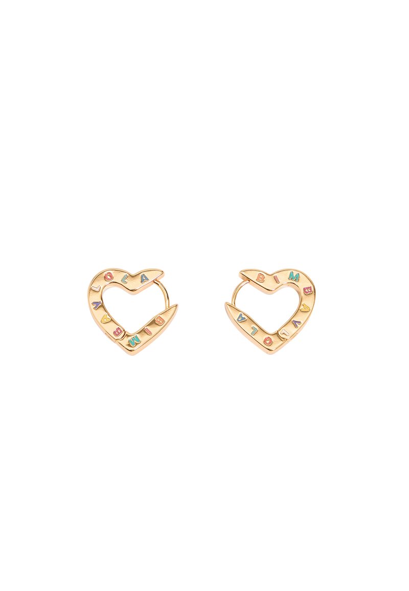 Pendientes en forma de corazón dorado con letras coloridas alrededor del borde, con una textura suave y un diseño moderno.