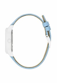 Reloj inteligente blanco con una cara rectangular, correa de tela tejida de color azul claro y parte inferior beige. Presenta un botón lateral blanco y herrajes ajustables.