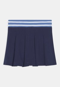 Laivastonsininen pleidattu hame, joka on valmistettu pehmeästä kankaasta. Hameessa on ribbikuvioinen vyötärö, jonka yläosassa on vaaleansinisiä ja tummansinisiä raitoja.