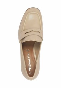 Beige bőr slip-on cipő sima felülettel, kerek orral és dekoratív pánt részletezéssel. Világos színű belső talppal rendelkezik, amelyen a márka logója található.