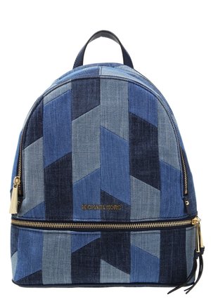 Sac à dos en jean avec un motif chevron dans différentes nuances de bleu, forme arrondie, ferrures dorées et une poche avant zippée.