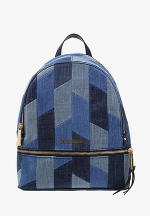 Plecak z denimu z motywem w jodełkę w różnych odcieniach niebieskiego, o zaokrąglonym kształcie, złotych okuciach i przednią kieszenią na zamek.