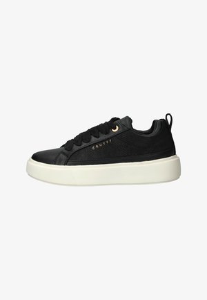 Zwarte sneakers van een combinatie van glad leer en gestructureerd materiaal, met een witte rubberen zool, ronde veters en een merkdetail.