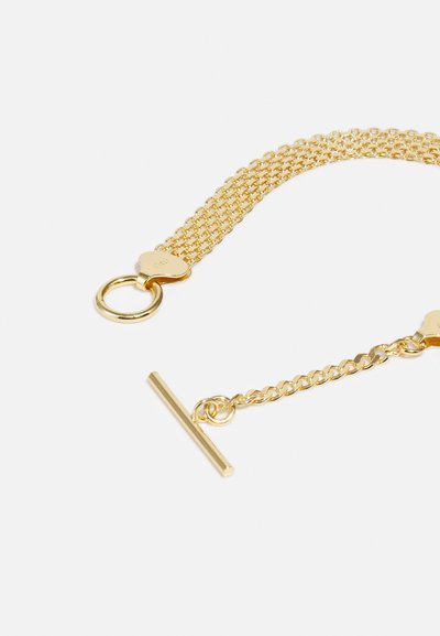 Bracelet en chaîne dorée présentant un design en maille avec un fermoir à bascule, des maillons intriqués et une finition lisse et brillante.